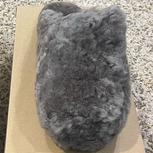 wonderfully comfortable slippers made of sheepskin. It not only warms reliably